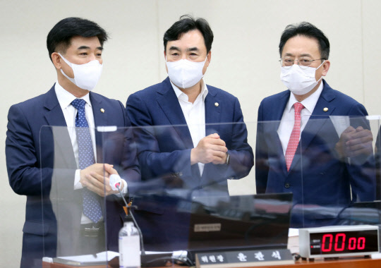 국회 정무위원회 소속 윤관석(가운데) 의원. <연합뉴스>